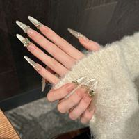 Faux Ongles à Presser pour Femme, Longs Amande, Nude Champagne, avec Perles, Chrome Doré, Cristaux et Breloques pour Fermoirs, Luxe Glamour
