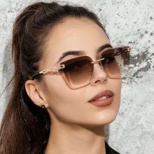 Gafas de Sol Cuadradas Sin Montura con Patillas Metálicas Huecas y Degradado, Última Moda de Lujo 2022 para Mujer - Product Image 1