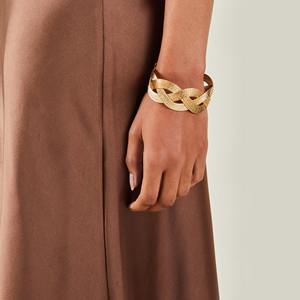 Bracelet manchette traditionnel fait main en résine écologique, texture chaîne tressée, doré - Product Image 1