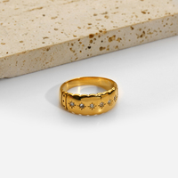 Bague élégante en acier inoxydable pour femmes avec étoiles en zircon imperméable PVD plaqué or 18 carats cadeau de bijoux en diamant taillé princesse