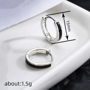 Pendientes Huggie de Oro Blanco E4007 con Engaste Geométrico, Joyería Clásica de Moda Unisex - Product Image 5