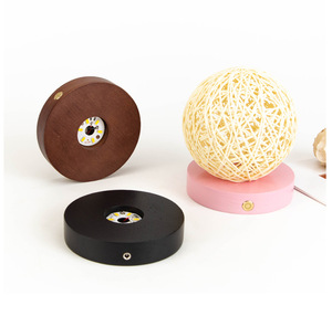 <span class=keywords><strong>Dessous</strong></span> de <span class=keywords><strong>verre</strong></span> moderne en bois massif LED Crystal Ball Base Touch Control Chargement USB avec couleur Cadeau lumineux alimenté par batterie - Product Image 4