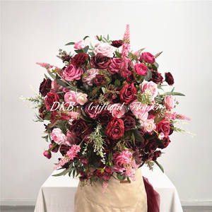 Modernas bolas de flores artificiales de 60 cm en color rojo burdeos para decoración de mesas en bodas y cumpleaños. - Product Image 4