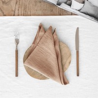 Serviettes de table en tissu orange, pêche et bordeaux assorties à un chemin de table décoratif pour les dîners, les fêtes et la décoration de table à la maison