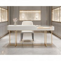 Bureau de consultation VIP de luxe asymétrique en marbre noir avec cadre doré, vitrine à bijoux en verre, aménagement de boutique, table de réception