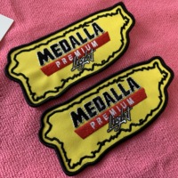 Étiquettes de broderie en sergé 3D de logo carré de couleurs vives, couture découpée au laser sur un patch de vêtements de broderie