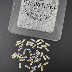 Strass Swarovski colorés et brillants 2555 Cosmic rectangulaires, utilisés pour les projets de nail art ludiques avec une esthétique tendance - Product Image 3