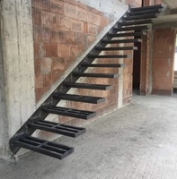 Appartement intérieur moderne et élégant avec escalier suspendu, escalier en métal assemblé robuste et durable