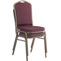 Chaise de banquet d'hôtel empilable à dossier couronne Tissu à motif bordeaux avec cadre en veine d'or Chaise de salle à manger en fer en métal à dossier haut