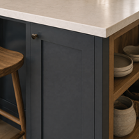 Îlot de cuisine moderne de style Shaker sur mesure avec plan de travail en quartz, évier et rangement ouvert