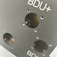 Boîtier de commande électrique en tôle d'aluminium sur mesure avec supports de montage, fabrication de précision, tolérance de 0,02