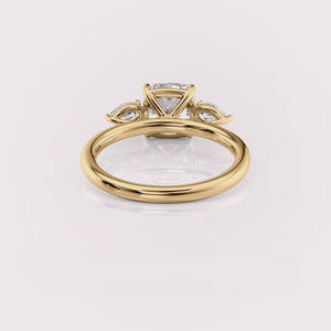 แหวนหมั้นเพชรทรงคุชชั่นคัทแบบสามเม็ด ผลิตในห้องปฏิบัติการ ตัวเรือนทองคำ 18k สีเหลือง/โรสโกลด์ และสีขาว - Product Image 3