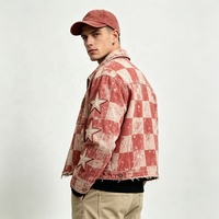Blouson court en toile délavée à carreaux rouges pour homme avec applique étoile sur la manche et patchs brodés en cuir sur la poitrine, ourlet effiloché