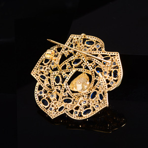 Nuevo Broche de Lujo para Mujer, Diseño Hueco de <span class=keywords><strong>Camelia</strong></span>, Chapado en Oro, Elegante y Sofisticado, con Circonita, para Vestidos de Novia - Product Image 4
