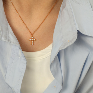 สร้อยคอรูปกากบาทประดับมุกเทียม โซ่ทอง สำหรับผู้หญิง สวมใส่ได้ทุกวัน - Product Image 3