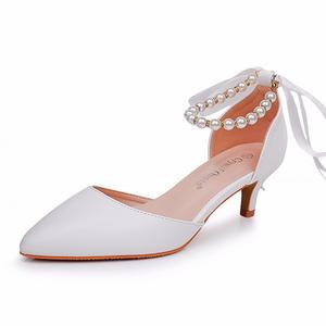 Escarpins à talons hauts de 5cm pour femmes de grande <span class=keywords><strong>taille</strong></span> sandales de mariée de mariage à ruban perlé <span class=keywords><strong>blanc</strong></span> avec talon fin et bout pointu - Product Image 6