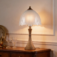 Lampe de table européenne vintage crème avec abat-jour en verre gaufré, base en métal doré antique, LED AC à intensité variable, lumière chaude, pour chambre à coucher ou bureau