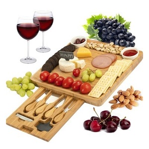 Plateau à fromage en bambou avec outils, plateau de service en bois de 12x16 pouces pour apéritifs et accompagnements de vin - Product Image 1