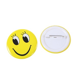 เข็มกลัดโลหะเคลือบดีบุก Baolige รุ่น 5623 ลายหน้ายิ้มสีเหลือง แบบติดเข็มกลัดผีเสื้อ - Product Image 1
