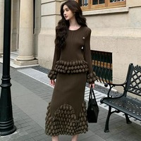 Nouveaux modèles d'ensembles plissés à bulles pour l'automne et l'hiver, comprenant des hauts à manches longues associés à des jupes.