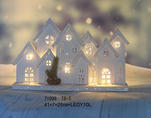 Casa <span class=keywords><strong>de</strong></span> madera alimentada por batería pueblo decoración navideña iluminar casa <span class=keywords><strong>de</strong></span> madera para decoración navideña - Product Image 3