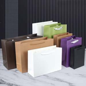 Sacs en carton blanc découpés à la forme, écologiques, en gros |   Poignée plate moderne pour les marques de vêtements et d'habillement - Product Image 6