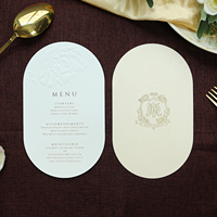 2026 Ovale Creme-Samt Hochzeitsmenükarte mit Geprägtem Blumenmuster Gold Heißprägung Monogramm Elegantes Bankett-Tischmenü
