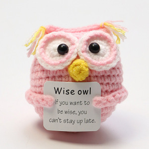 Vente en gros de poupées animales au crochet Art Déco faites à la main, porte-bonheur et d'apaisement émotionnel, pour la décoration de remise de diplôme et d'anniversaire - Product Image 2