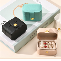 Étui de voyage pour bijoux en cuir PU mini portable prêt à être expédié avec bouton-pression, petite boîte à bijoux de voyage pour bagues et boucles d'oreilles