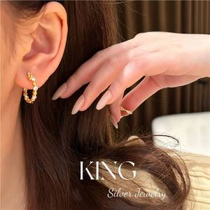 ต่างหูเงิน KING รุ่น Huggie เงินแท้ S925 ชุบทอง ดีไซน์รูปดาว เหมาะสำหรับใส่ทุกวัน - Product Image 3