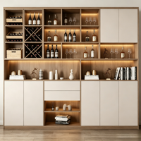 Armoire à vin murale intégrée en chêne massif de couleur neutre avec vitrine de rangement dissimulée pour la décoration intérieure résidentielle