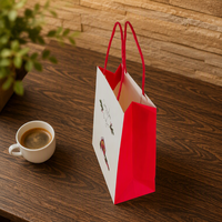 Sac fourre-tout en papier recyclable imprimé en gros, sac de transport en papier kraft personnalisé avec motifs festifs pour l'emballage de cadeaux de Noël