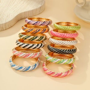 Bracelet ajustable en alliage plaqué or avec émail cloisonné, motif floral bleu clair et rose, bijoux traditionnels pour femmes - Product Image 1