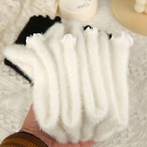 Calcetines de media pantorrilla para mujer, de felpa de visón, con bordes con volantes, gruesos, suaves, cálidos, de color liso - Product Image 2