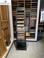 Étagère coulissante en métal thermolaqué BoYa, hauteur réglable et personnalisable, pour échantillons de portes en bois - Présentoir écologique résistant à l'eau