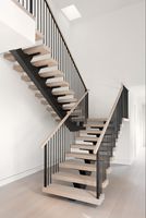 Escalier moderne en bois massif avec poutre monobloc en acier inoxydable et garde-corps en verre, écologique et durable pour villa intérieure