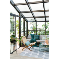 Véranda et serre contemporaines en verre pour maisons, avec panneaux de toiture isolés et structure en aluminium résistante aux intempéries