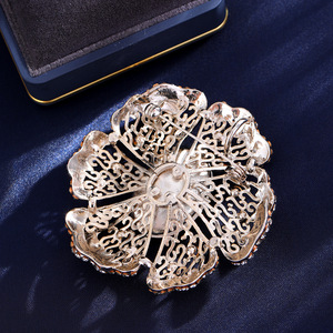 Broche en cristal vert émeraude ovale grande taille, à facettes multiples, au design orné ajouré, à motif floral baroque victorien et filigrané - Product Image 5