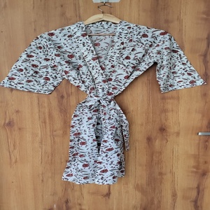 Robe kimono en coton bleu grande taille à motif floral, vêtements de détente imprimés à la main, prix de gros disponible - Product Image 1