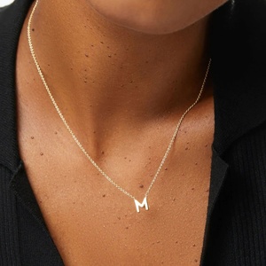 <span class=keywords><strong>Collana</strong></span> Maimang Personalizzata Classica e Senza Tempo in Argento 925 Placcato <span class=keywords><strong>Oro</strong></span> 18k <span class=keywords><strong>con</strong></span> Delicata Catena e <span class=keywords><strong>Iniziale</strong></span> Maiuscola - Product Image 2