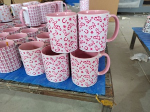 Nhà máy tùy biến 11oz hình trái tim xử lý đầy màu sắc thăng hoa <span class=keywords><strong>Mug</strong></span> với biểu tượng tùy chỉnh mô hình vui - Product Image 4