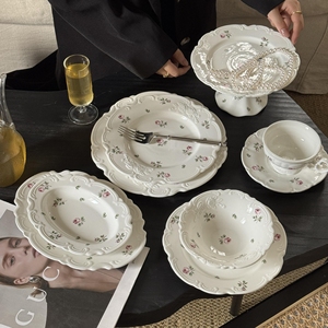 Plato de Cerámica Vintage Francés con Relieve de Flores de Rosa, Plato de Postre Antiguo para el Té de la Tarde, Plato para el Hogar - Product Image 4