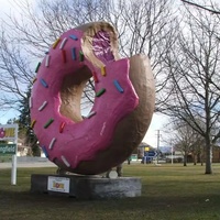 Pièce d'art moderne en forme de donut - Sculpture artisanale en fibre de verre et résine pour les lieux photo extérieurs Instagrammables (Personnalisable)