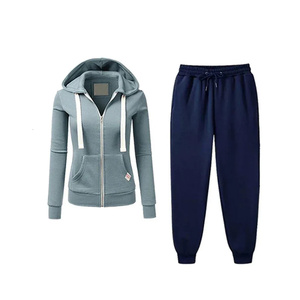 Ensemble assorti pour femme au toucher luxueux, avec intérieur brossé et extérieur lisse, pour des tenues décontractées et haut de gamme. - Product Image 1