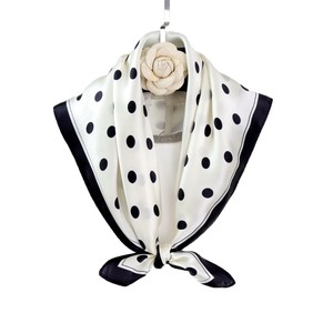 Écharpe carrée en soie noire et blanche à pois, petite taille, mode féminine, véritable écharpe en soie personnalisée de 12 mm pour l'été - Product Image 5