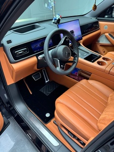 Bentley a amélioré son intérieur avec des housses de siège personnalisées haut de gamme, imperméables et ignifuges, et des tapis de sol pour voiture. - Product Image 5