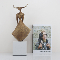 Sculpture de taureau abstraite moderne en or bronze avec base en marbre, faite à la main, minimaliste, pour la décoration de la maison, du bureau et de l'hôtel