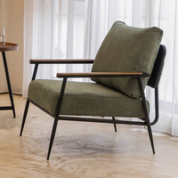 Fauteuil en cuir italien de luxe, design moderne, petit appartement, salon minimaliste, hôtel, villa, balcon, café, détente