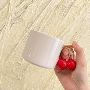Mug à café en céramique créatif et moderne, peint à la main, avec bordure dorée, cerise rouge et blanc, 300 ml, pour le bureau, la maison et les occasions festives - Product Image 2
