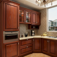 Cuisine moderne minimaliste avec îlot en bois et armoire de rangement sur mesure